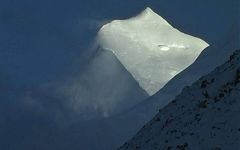 Himlung Himal ( 7126m ) in The Peri Himal on descent from Larkya La