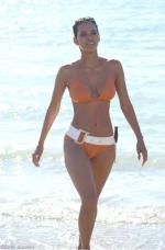 halle_berry_bikini_3.jpg