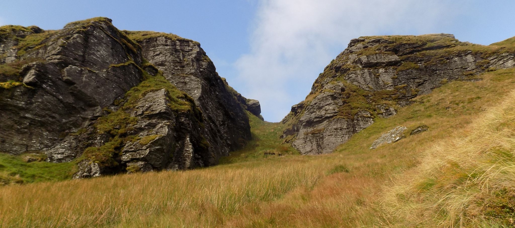 Gully through crags on Beinn Tharsuinn