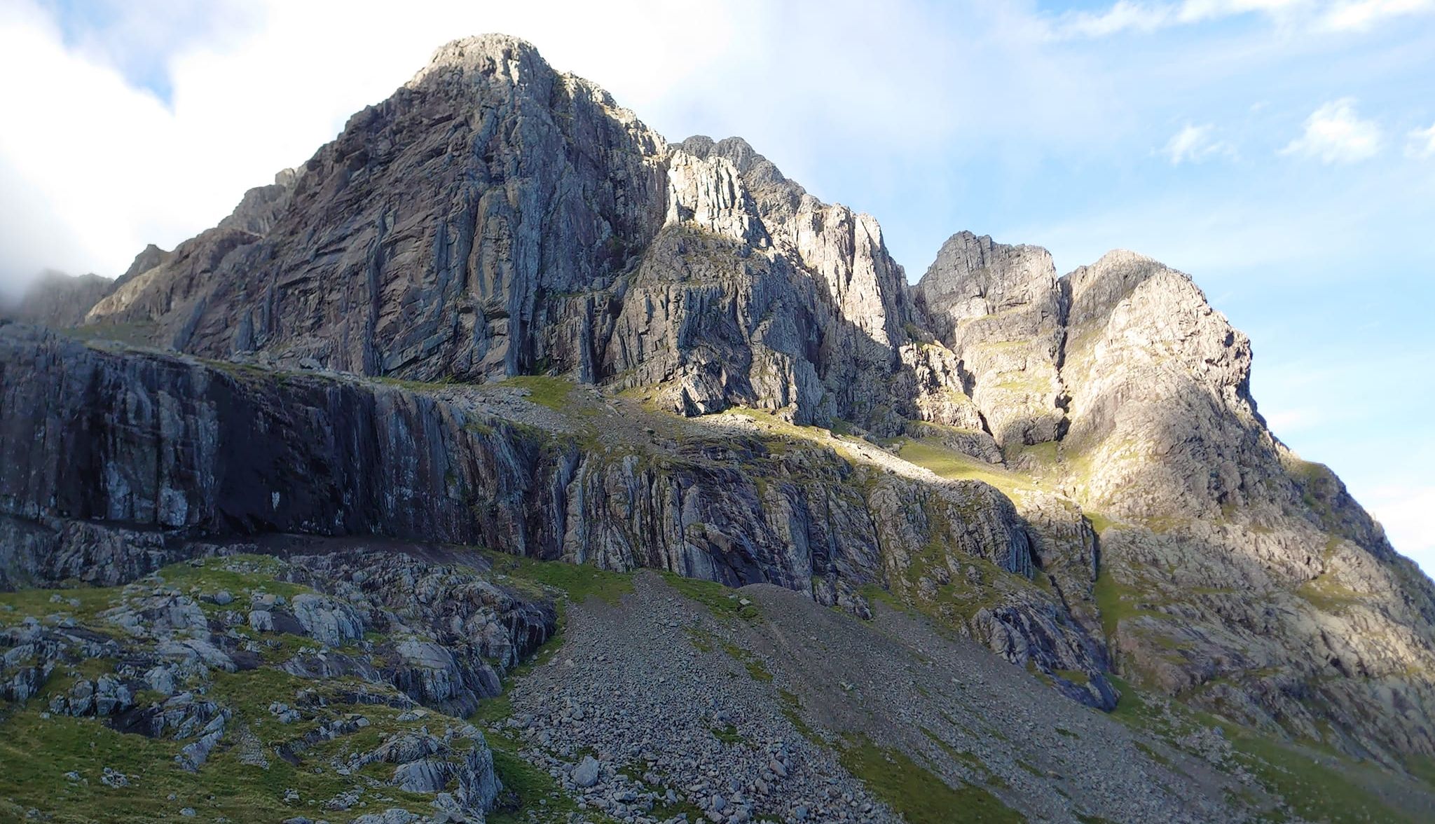 Castle Ridge on Carn Dearg Buttress of Ben Nevis ><br>
      <br>
      <div style=