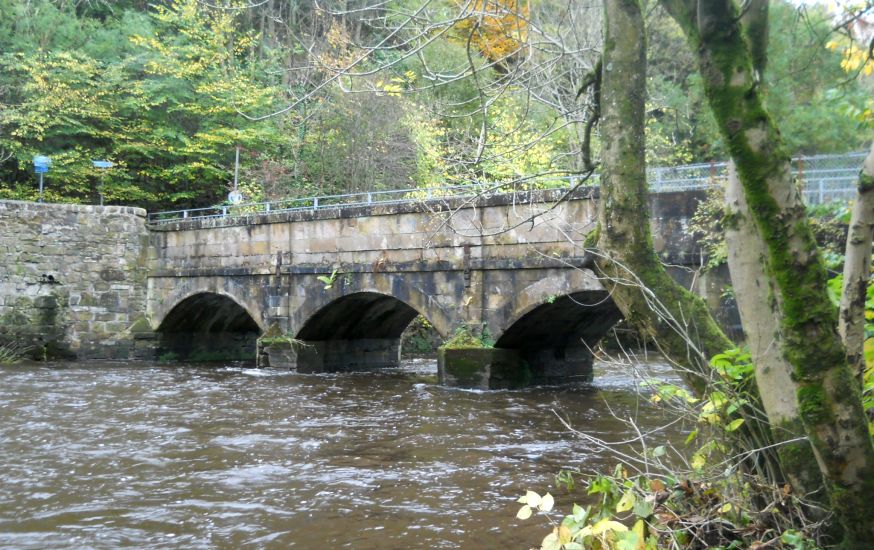 Bridge over Kelvin River at entrance to Dawsholm Park from Kelvin Walkway