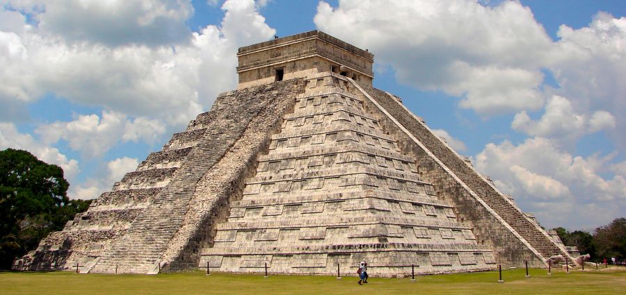 Kulkulkan Pyramid, Warrior Temple ( Chichen Itza ) in Yucatan, Mexico